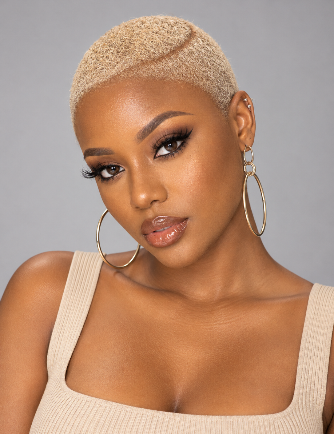 Front_View_Blond_Black_6_Inch_Lowcut_Full_Lace_Pixie_Wig.png